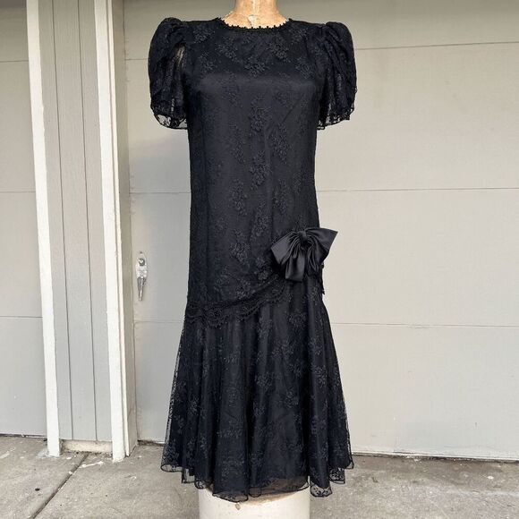 Vintage 1980s Black Lace Flapper-Inspired Dress with Satin Bow & Puffed Sleeves - Picture 8 of 12